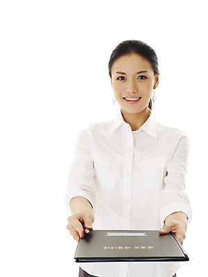 포토 JPG 스튜디오촬영 모델 여자 포즈 비즈니스 실내 한명 서기 미소 웃음 누끼 사람 동양인 손짓 상반신 20대 성인 앞모습 필기구 펜 한국인 직장인 비즈니스우먼 문서 결재 결재판 안건 여자만 여자한명만 성인여자만 청년만 청년여자만 성인한명만 청년여자한명만 성인여자한명만 성인만 국내포토 직업 1 뷰포인트 모션 문구용품 표정 인종 청년 내부 파일형식