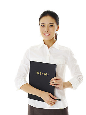 포토 JPG 스튜디오촬영 모델 여자 포즈 비즈니스 실내 한명 서기 미소 웃음 누끼 사람 동양인 손짓 상반신 20대 성인 앞모습 필기구 펜 한국인 직장인 비즈니스우먼 문서 결재 결재판 안건 여자만 여자한명만 성인여자만 청년만 청년여자만 성인한명만 청년여자한명만 성인여자한명만 성인만 국내포토 직업 1 뷰포인트 모션 문구용품 표정 인종 청년 내부 파일형식