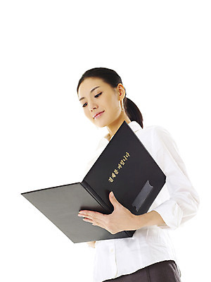 포토 JPG 스튜디오촬영 모델 여자 포즈 비즈니스 실내 한명 서기 누끼 사람 동양인 손짓 상반신 20대 성인 옆모습 한국인 직장인 비즈니스우먼 문서 결재 결재판 안건 여자만 여자한명만 성인여자만 청년만 청년여자만 성인한명만 청년여자한명만 성인여자한명만 성인만 국내포토 직업 1 뷰포인트 모션 인종 청년 내부 파일형식