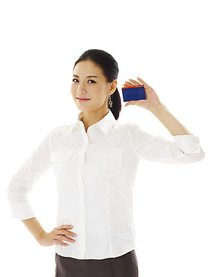 포토 JPG 스튜디오촬영 모델 여자 포즈 비즈니스 안내 실내 한명 서기 누끼 사람 동양인 손짓 상반신 20대 성인 앞모습 한국인 비즈니스우먼 신용카드 알림 결제 여자만 여자한명만 성인여자만 청년만 청년여자만 성인한명만 청년여자한명만 성인여자한명만 성인만 국내포토 1 뷰포인트 모션 인종 청년 내부 금융 직장인 파일형식