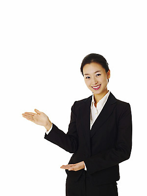 포토 JPG 스튜디오촬영 모델 여자 포즈 비즈니스 안내 실내 한명 서기 미소 웃음 누끼 사람 동양인 정장 손짓 상반신 20대 성인 앞모습 한국인 직장인 비즈니스우먼 알림 여자만 여자한명만 성인여자만 청년만 청년여자만 성인한명만 청년여자한명만 성인여자한명만 성인만 국내포토 직업 1 옷 뷰포인트 모션 표정 인종 청년 내부 파일형식