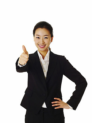 포토 JPG 스튜디오촬영 모델 여자 포즈 비즈니스 실내 한명 서기 미소 웃음 누끼 사람 동양인 정장 손짓 상반신 20대 성인 앞모습 한국인 엄지손가락 우승 최고 직장인 비즈니스우먼 여자만 여자한명만 성인여자만 청년만 청년여자만 성인한명만 청년여자한명만 성인여자한명만 성인만 국내포토 직업 1 옷 뷰포인트 손가락 모션 표정 인종 청년 내부 파일형식