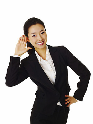 포토 JPG 스튜디오촬영 모델 여자 포즈 비즈니스 실내 한명 서기 미소 웃음 누끼 사람 동양인 정장 손짓 상반신 20대 성인 앞모습 듣기 한국인 직장인 비즈니스우먼 여자만 여자한명만 성인여자만 청년만 청년여자만 성인한명만 청년여자한명만 성인여자한명만 성인만 국내포토 직업 1 옷 뷰포인트 모션 표정 인종 청년 내부 파일형식