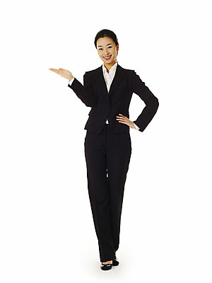 포토 JPG 스튜디오촬영 전신 모델 여자 포즈 비즈니스 안내 실내 한명 서기 미소 웃음 누끼 사람 동양인 정장 손짓 20대 성인 앞모습 한국인 직장인 비즈니스우먼 알림 여자만 여자한명만 성인여자만 청년만 청년여자만 성인한명만 청년여자한명만 성인여자한명만 성인만 국내포토 직업 1 옷 뷰포인트 모션 표정 인종 청년 내부 파일형식