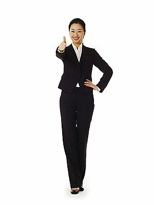 포토 JPG 스튜디오촬영 전신 모델 여자 포즈 비즈니스 실내 한명 서기 미소 웃음 누끼 사람 동양인 정장 손짓 20대 성인 앞모습 한국인 엄지손가락 우승 최고 직장인 비즈니스우먼 여자만 여자한명만 성인여자만 청년만 청년여자만 성인한명만 청년여자한명만 성인여자한명만 성인만 국내포토 직업 1 옷 뷰포인트 손가락 모션 표정 인종 청년 내부 파일형식