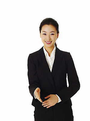 포토 JPG 스튜디오촬영 모델 여자 포즈 비즈니스 악수 실내 한명 서기 미소 웃음 누끼 사람 동양인 정장 손짓 상반신 20대 성인 앞모습 거래 한국인 인사 직장인 비즈니스우먼 손내밀기 계약 여자만 여자한명만 성인여자만 청년만 청년여자만 성인한명만 청년여자한명만 성인여자한명만 성인만 국내포토 직업 1 옷 뷰포인트 모션 표정 인종 청년 내부 예절 파일형식
