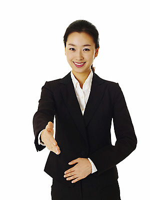포토 JPG 스튜디오촬영 모델 여자 포즈 비즈니스 악수 실내 한명 서기 미소 웃음 누끼 사람 동양인 정장 손짓 상반신 20대 성인 앞모습 거래 한국인 인사 직장인 비즈니스우먼 손내밀기 계약 여자만 여자한명만 성인여자만 청년만 청년여자만 성인한명만 청년여자한명만 성인여자한명만 성인만 국내포토 직업 1 옷 뷰포인트 모션 표정 인종 청년 내부 예절 파일형식