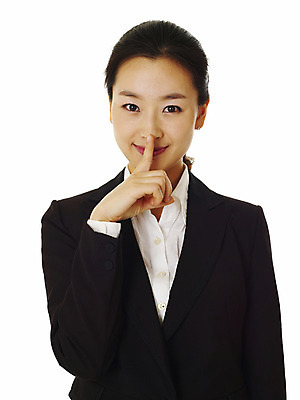 포토 JPG 스튜디오촬영 모델 여자 포즈 비즈니스 실내 한명 서기 미소 웃음 누끼 사람 동양인 정장 손짓 상반신 20대 성인 앞모습 한국인 직장인 비즈니스우먼 쉿 여자만 여자한명만 성인여자만 청년만 청년여자만 성인한명만 청년여자한명만 성인여자한명만 성인만 국내포토 직업 1 옷 뷰포인트 모션 표정 인종 청년 내부 조용 파일형식