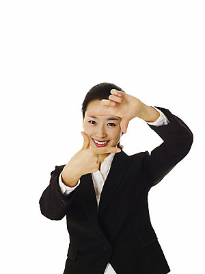 포토 JPG 스튜디오촬영 모델 여자 포즈 비즈니스 실내 한명 서기 미소 웃음 누끼 사람 동양인 정장 손짓 상반신 20대 성인 앞모습 한국인 직장인 비즈니스우먼 여자만 여자한명만 성인여자만 청년만 청년여자만 성인한명만 청년여자한명만 성인여자한명만 성인만 국내포토 직업 1 옷 뷰포인트 모션 표정 인종 청년 내부 파일형식