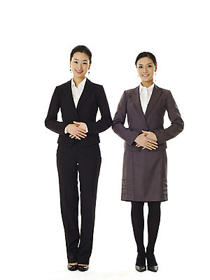 포토 JPG 스튜디오촬영 모델 여자 포즈 비즈니스 실내 서기 미소 웃음 누끼 사람 동양인 정장 손짓 20대 성인 두명 앞모습 깨끗함 한국인 예절 직장인 비즈니스우먼 동료 손모으기 선배 후배 선후배 여자만 성인여자만 청년만 청년여자만 성인만 가지런함 국내포토 직업 옷 뷰포인트 컨셉 관계 모션 표정 인종 청년 내부 파일형식