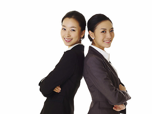 포토 JPG 스튜디오촬영 모델 여자 포즈 비즈니스 실내 미소 웃음 누끼 사람 동양인 정장 손짓 상반신 20대 성인 두명 옆모습 팔짱 한국인 직장인 비즈니스우먼 동료 선배 후배 선후배 여자만 성인여자만 청년만 청년여자만 성인만 국내포토 직업 옷 뷰포인트 관계 모션 표정 인종 청년 내부 파일형식