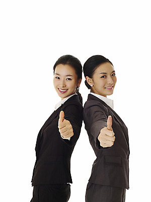 포토 JPG 스튜디오촬영 모델 여자 포즈 비즈니스 손가락 협력 실내 서기 미소 웃음 누끼 사람 동양인 정장 손짓 상반신 20대 성인 두명 옆모습 한국인 엄지손가락 우승 최고 비즈니스우먼 여자만 성인여자만 청년만 청년여자만 성인만 국내포토 손 옷 뷰포인트 모션 표정 인종 청년 내부 직장인 파일형식