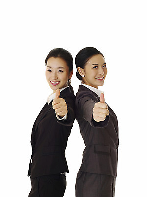 포토 JPG 스튜디오촬영 모델 여자 포즈 비즈니스 손가락 협력 실내 서기 미소 웃음 누끼 사람 동양인 정장 손짓 상반신 20대 성인 두명 옆모습 한국인 엄지손가락 우승 최고 비즈니스우먼 여자만 성인여자만 청년만 청년여자만 성인만 국내포토 손 옷 뷰포인트 모션 표정 인종 청년 내부 직장인 파일형식