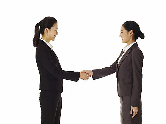 포토 JPG 스튜디오촬영 모델 여자 포즈 비즈니스 악수 실내 협상 미소 웃음 누끼 사람 동양인 정장 손짓 상반신 20대 성인 두명 옆모습 손잡기 거래 한국인 인사 직장인 비즈니스우먼 동료 계약 선배 후배 선후배 여자만 성인여자만 청년만 청년여자만 성인만 국내포토 직업 옷 뷰포인트 관계 모션 표정 인종 청년 내부 예절 파일형식
