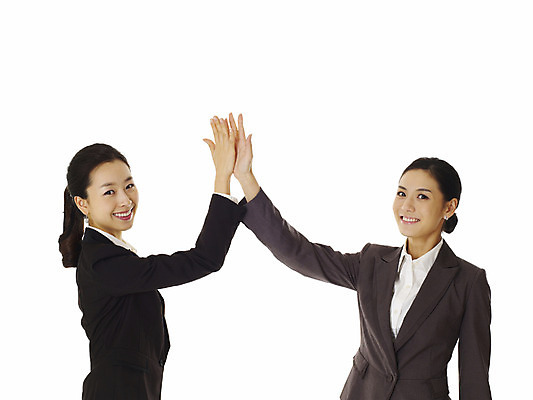 포토 JPG 스튜디오촬영 모델 여자 포즈 비즈니스 협력 실내 서기 미소 웃음 누끼 사람 동양인 정장 손짓 상반신 20대 성인 두명 앞모습 파이팅 한국인 직장인 비즈니스우먼 동료 하이파이브 선배 후배 선후배 여자만 성인여자만 청년만 청년여자만 성인만 국내포토 직업 옷 뷰포인트 관계 모션 표정 인종 청년 내부 파일형식