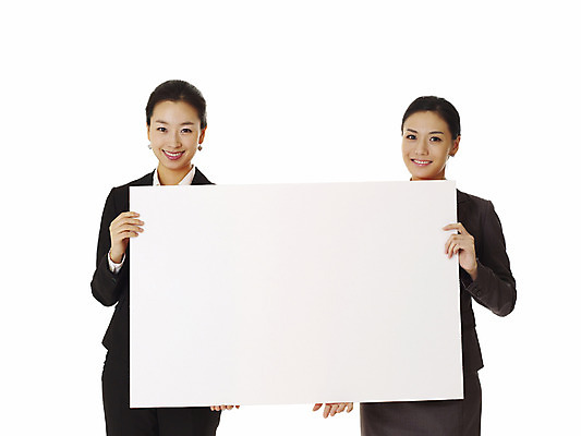 포토 JPG 스튜디오촬영 모델 여자 포즈 비즈니스 안내 실내 서기 미소 웃음 누끼 사람 동양인 정장 손짓 상반신 20대 성인 두명 앞모습 한국인 직장인 비즈니스우먼 알림 동료 추천 메모판 선배 후배 선후배 여자만 성인여자만 청년만 청년여자만 성인만 국내포토 직업 옷 뷰포인트 관계 모션 표정 인종 청년 내부 파일형식