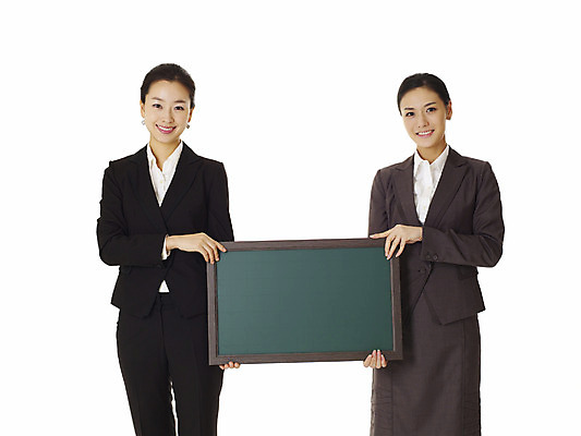 포토 JPG 스튜디오촬영 모델 여자 포즈 비즈니스 안내 실내 서기 미소 웃음 누끼 사람 동양인 정장 손짓 상반신 20대 성인 두명 앞모습 칠판 한국인 직장인 비즈니스우먼 알림 동료 추천 선배 후배 선후배 여자만 성인여자만 청년만 청년여자만 성인만 국내포토 직업 옷 뷰포인트 관계 모션 표정 인종 청년 내부 파일형식