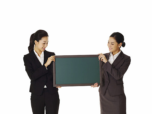 포토 JPG 스튜디오촬영 모델 여자 포즈 비즈니스 안내 실내 서기 미소 웃음 누끼 사람 동양인 정장 손짓 상반신 20대 성인 두명 앞모습 칠판 한국인 직장인 비즈니스우먼 알림 동료 추천 선배 후배 선후배 여자만 성인여자만 청년만 청년여자만 성인만 국내포토 직업 옷 뷰포인트 관계 모션 표정 인종 청년 내부 파일형식