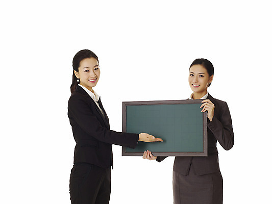 포토 JPG 스튜디오촬영 모델 여자 포즈 비즈니스 안내 실내 서기 미소 웃음 누끼 사람 동양인 정장 손짓 상반신 20대 성인 두명 앞모습 옆모습 칠판 한국인 직장인 비즈니스우먼 알림 동료 추천 선배 후배 선후배 여자만 성인여자만 청년만 청년여자만 성인만 국내포토 직업 옷 뷰포인트 관계 모션 표정 인종 청년 내부 파일형식