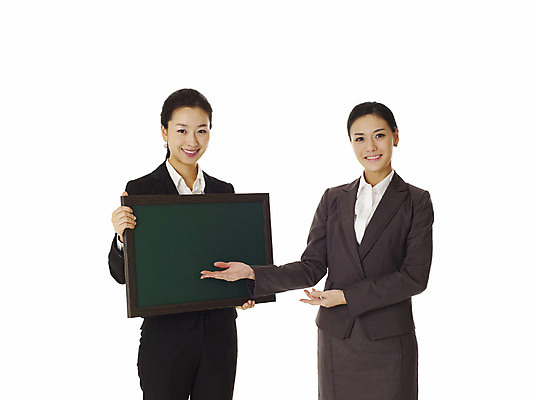 포토 JPG 스튜디오촬영 모델 여자 포즈 비즈니스 안내 실내 서기 미소 웃음 누끼 사람 동양인 정장 손짓 상반신 20대 성인 두명 앞모습 칠판 한국인 직장인 비즈니스우먼 알림 동료 추천 선배 후배 선후배 여자만 성인여자만 청년만 청년여자만 성인만 국내포토 직업 옷 뷰포인트 관계 모션 표정 인종 청년 내부 파일형식