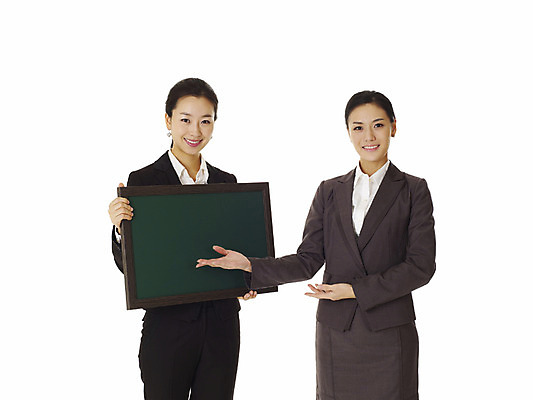 포토 JPG 스튜디오촬영 모델 여자 포즈 비즈니스 안내 실내 서기 누끼 사람 동양인 정장 손짓 상반신 20대 성인 두명 칠판 한국인 직장인 비즈니스우먼 알림 동료 추천 선배 후배 선후배 여자만 성인여자만 청년만 청년여자만 성인만 국내포토 직업 옷 관계 모션 인종 청년 내부 파일형식