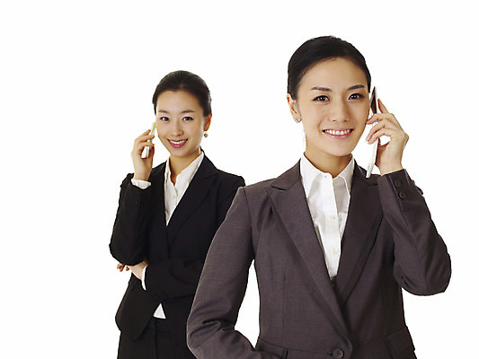 포토 JPG 스튜디오촬영 모델 여자 포즈 비즈니스 실내 서기 미소 웃음 누끼 사람 동양인 정장 손짓 상반신 20대 성인 두명 스마트폰 한국인 직장인 비즈니스우먼 동료 통화 선배 후배 선후배 여자만 성인여자만 청년만 청년여자만 성인만 국내포토 직업 옷 관계 모션 표정 인종 청년 내부 핸드폰 스마트기기 파일형식