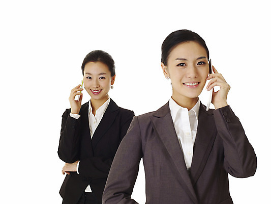 포토 JPG 스튜디오촬영 모델 여자 포즈 비즈니스 실내 서기 미소 웃음 누끼 사람 동양인 정장 손짓 상반신 20대 성인 두명 스마트폰 한국인 직장인 비즈니스우먼 동료 통화 선배 후배 선후배 여자만 성인여자만 청년만 청년여자만 성인만 국내포토 직업 옷 관계 모션 표정 인종 청년 내부 핸드폰 스마트기기 파일형식