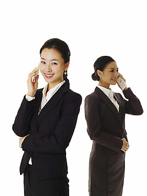 포토 JPG 스튜디오촬영 모델 여자 포즈 비즈니스 실내 서기 미소 웃음 누끼 사람 동양인 정장 손짓 상반신 20대 성인 두명 스마트폰 한국인 직장인 비즈니스우먼 동료 통화 선배 후배 선후배 여자만 성인여자만 청년만 청년여자만 성인만 국내포토 직업 옷 관계 모션 표정 인종 청년 내부 핸드폰 스마트기기 파일형식