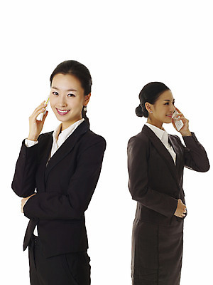 포토 JPG 스튜디오촬영 모델 여자 포즈 비즈니스 실내 서기 미소 웃음 누끼 사람 동양인 정장 손짓 상반신 20대 성인 두명 스마트폰 한국인 직장인 비즈니스우먼 동료 통화 선배 후배 선후배 여자만 성인여자만 청년만 청년여자만 성인만 국내포토 직업 옷 관계 모션 표정 인종 청년 내부 핸드폰 스마트기기 파일형식