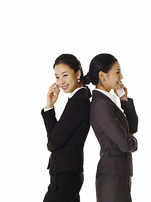 포토 JPG 스튜디오촬영 모델 여자 포즈 비즈니스 실내 서기 미소 웃음 누끼 사람 동양인 정장 손짓 상반신 20대 성인 두명 스마트폰 한국인 직장인 비즈니스우먼 동료 통화 선배 후배 선후배 여자만 성인여자만 청년만 청년여자만 성인만 국내포토 직업 옷 관계 모션 표정 인종 청년 내부 핸드폰 스마트기기 파일형식