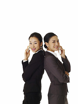 포토 JPG 스튜디오촬영 모델 여자 포즈 비즈니스 실내 서기 미소 웃음 누끼 사람 동양인 정장 손짓 상반신 20대 성인 두명 스마트폰 한국인 직장인 비즈니스우먼 동료 통화 선배 후배 선후배 여자만 성인여자만 청년만 청년여자만 성인만 국내포토 직업 옷 관계 모션 표정 인종 청년 내부 핸드폰 스마트기기 파일형식