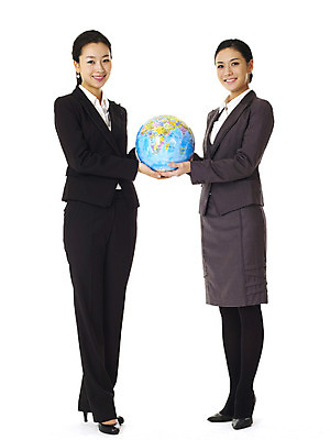 포토 JPG 스튜디오촬영 전신 모델 여자 포즈 비즈니스 협력 실내 서기 미소 웃음 누끼 사람 동양인 정장 손짓 20대 성인 두명 앞모습 세계 지구본 모형 한국인 양손 직장인 비즈니스우먼 동료 선배 후배 선후배 여자만 성인여자만 청년만 청년여자만 성인만 국내포토 직업 손 옷 뷰포인트 관계 모션 표정 인종 청년 내부 파일형식