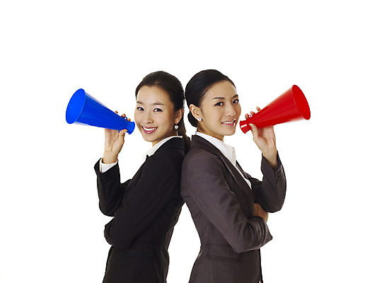 포토 JPG 스튜디오촬영 모델 여자 포즈 비즈니스 안내 실내 미소 웃음 누끼 사람 동양인 정장 손짓 상반신 20대 성인 두명 확성기 한국인 직장인 비즈니스우먼 알림 동료 선배 후배 선후배 여자만 성인여자만 청년만 청년여자만 성인만 국내포토 직업 옷 관계 모션 표정 인종 청년 내부 파일형식