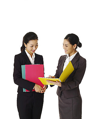 포토 JPG 스튜디오촬영 모델 여자 포즈 비즈니스 실내 미소 웃음 누끼 사람 동양인 정장 손짓 상반신 20대 성인 두명 자료 한국인 업무 직장인 비즈니스우먼 작업실 지시 상사 보고 동료 문서 파일 선배 후배 선후배 명령 여자만 성인여자만 청년만 청년여자만 성인만 국내포토 직업 옷 관계 모션 표정 인종 청년 내부 작업 발표 파일형식