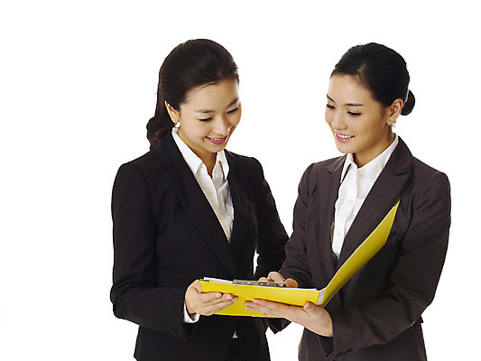 포토 JPG 스튜디오촬영 모델 여자 포즈 비즈니스 실내 미소 웃음 누끼 사람 동양인 정장 손짓 상반신 20대 성인 두명 자료 한국인 업무 직장인 비즈니스우먼 작업실 상사 보고 동료 문서 파일 선배 후배 선후배 여자만 성인여자만 청년만 청년여자만 성인만 국내포토 직업 옷 관계 모션 표정 인종 청년 내부 작업 발표 파일형식
