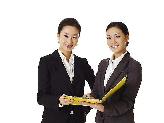 포토 JPG 스튜디오촬영 모델 여자 포즈 비즈니스 실내 미소 웃음 누끼 사람 동양인 정장 손짓 상반신 20대 성인 두명 자료 한국인 업무 직장인 비즈니스우먼 작업실 상사 보고 동료 문서 파일 선배 후배 선후배 여자만 성인여자만 청년만 청년여자만 성인만 국내포토 직업 옷 관계 모션 표정 인종 청년 내부 작업 발표 파일형식
