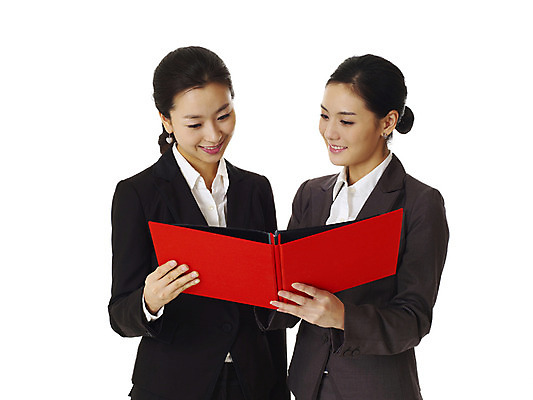 포토 JPG 스튜디오촬영 모델 여자 포즈 비즈니스 실내 서기 미소 웃음 누끼 사람 동양인 정장 손짓 상반신 20대 성인 두명 한국인 업무 직장인 비즈니스우먼 작업실 동료 문서 파일 계약서 선배 후배 선후배 여자만 성인여자만 청년만 청년여자만 성인만 국내포토 직업 옷 관계 모션 표정 인종 청년 내부 작업 파일형식