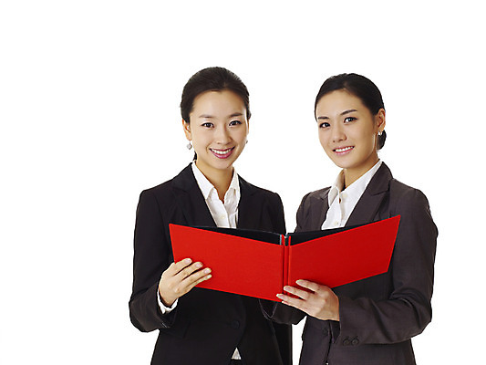 포토 JPG 스튜디오촬영 모델 여자 포즈 비즈니스 실내 서기 미소 웃음 누끼 사람 동양인 정장 손짓 상반신 20대 성인 두명 한국인 업무 직장인 비즈니스우먼 작업실 동료 문서 파일 계약서 선배 후배 선후배 여자만 성인여자만 청년만 청년여자만 성인만 국내포토 직업 옷 관계 모션 표정 인종 청년 내부 작업 파일형식