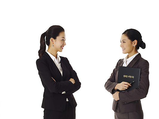 포토 JPG 스튜디오촬영 모델 여자 포즈 비즈니스 실내 대화 협상 서기 미소 웃음 누끼 사람 동양인 정장 손짓 상반신 20대 성인 두명 한국인 업무 직장인 비즈니스우먼 작업실 동료 계약 선배 결재판 후배 선후배 여자만 성인여자만 청년만 청년여자만 성인만 국내포토 직업 옷 관계 모션 표정 말하기 인종 청년 내부 작업 결재 파일형식