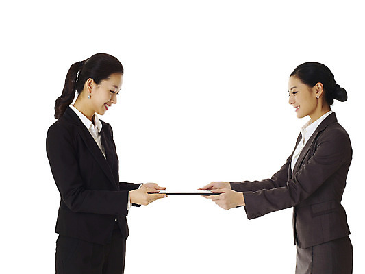 포토 JPG 스튜디오촬영 모델 여자 포즈 비즈니스 실내 협상 서기 미소 웃음 누끼 사람 동양인 정장 손짓 상반신 20대 성인 두명 한국인 업무 직장인 비즈니스우먼 작업실 상사 동료 계약 선배 결재판 후배 선후배 여자만 성인여자만 청년만 청년여자만 성인만 국내포토 직업 옷 관계 모션 표정 인종 청년 내부 작업 결재 파일형식