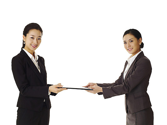 포토 JPG 스튜디오촬영 모델 여자 포즈 비즈니스 실내 협상 서기 미소 웃음 누끼 사람 동양인 정장 손짓 상반신 20대 성인 두명 한국인 업무 직장인 비즈니스우먼 작업실 상사 동료 계약 선배 결재판 후배 선후배 여자만 성인여자만 청년만 청년여자만 성인만 국내포토 직업 옷 관계 모션 표정 인종 청년 내부 작업 결재 파일형식