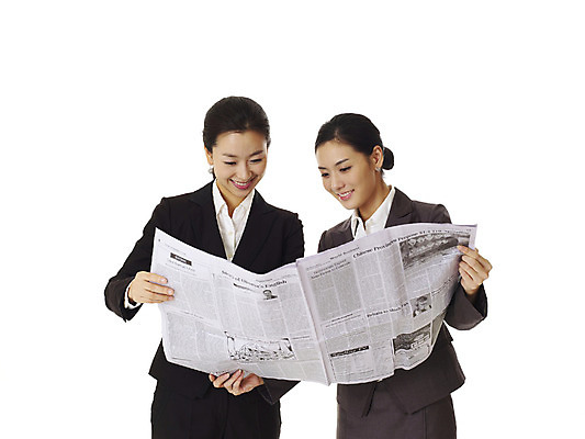 포토 JPG 스튜디오촬영 모델 여자 포즈 비즈니스 실내 미소 웃음 누끼 사람 동양인 정장 손짓 상반신 20대 성인 두명 한국인 정보 업무 직장인 비즈니스우먼 작업실 신문 뉴스 신문읽기 동료 검색 선배 후배 선후배 여자만 성인여자만 청년만 청년여자만 성인만 국내포토 직업 옷 관계 모션 표정 인종 청년 내부 간행물 작업 읽기 파일형식
