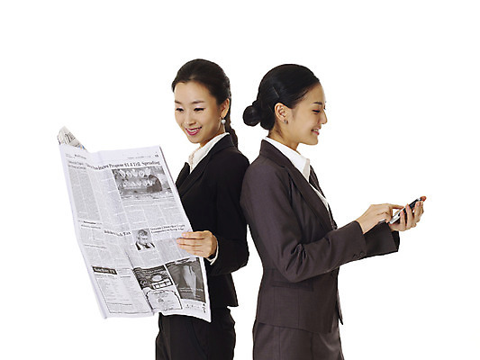 포토 JPG 스튜디오촬영 모델 여자 포즈 비즈니스 실내 미소 웃음 누끼 사람 동양인 정장 손짓 상반신 20대 성인 두명 컴퓨터 한국인 정보 업무 직장인 비즈니스우먼 작업실 신문 뉴스 신문읽기 휴대용 동료 검색 PDA 선배 후배 선후배 여자만 성인여자만 청년만 청년여자만 성인만 국내포토 직업 옷 관계 모션 표정 인종 청년 내부 간행물 전자제품 작업 읽기 오브젝트 파일형식