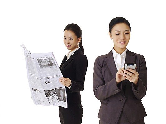포토 JPG 스튜디오촬영 모델 여자 포즈 비즈니스 실내 미소 웃음 누끼 사람 동양인 정장 손짓 상반신 20대 성인 두명 컴퓨터 한국인 정보 업무 직장인 비즈니스우먼 작업실 신문 뉴스 신문읽기 휴대용 동료 검색 PDA 선배 후배 선후배 여자만 성인여자만 청년만 청년여자만 성인만 국내포토 직업 옷 관계 모션 표정 인종 청년 내부 간행물 전자제품 작업 읽기 오브젝트 파일형식