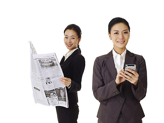 포토 JPG 스튜디오촬영 모델 여자 포즈 비즈니스 실내 미소 웃음 누끼 사람 동양인 정장 손짓 상반신 20대 성인 두명 컴퓨터 한국인 정보 업무 직장인 비즈니스우먼 작업실 신문 뉴스 신문읽기 휴대용 동료 검색 PDA 선배 후배 선후배 여자만 성인여자만 청년만 청년여자만 성인만 국내포토 직업 옷 관계 모션 표정 인종 청년 내부 간행물 전자제품 작업 읽기 오브젝트 파일형식