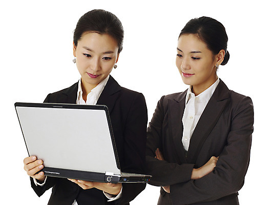 포토 JPG 스튜디오촬영 모델 여자 포즈 인터넷 비즈니스 협력 실내 미소 웃음 누끼 사람 동양인 정장 손짓 상반신 20대 성인 두명 노트북 컴퓨터 한국인 업무 직장인 비즈니스우먼 작업실 동료 선배 후배 선후배 여자만 성인여자만 청년만 청년여자만 성인만 국내포토 직업 옷 관계 모션 표정 인종 청년 내부 전자제품 작업 파일형식