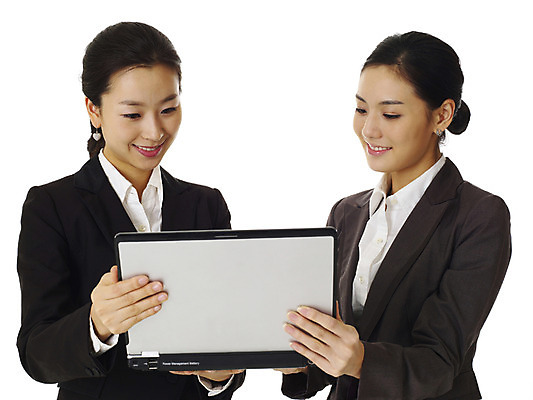 포토 JPG 스튜디오촬영 모델 여자 포즈 인터넷 비즈니스 협력 실내 미소 웃음 누끼 사람 동양인 정장 손짓 상반신 20대 성인 두명 노트북 컴퓨터 한국인 업무 직장인 비즈니스우먼 작업실 동료 선배 후배 선후배 여자만 성인여자만 청년만 청년여자만 성인만 국내포토 직업 옷 관계 모션 표정 인종 청년 내부 전자제품 작업 파일형식