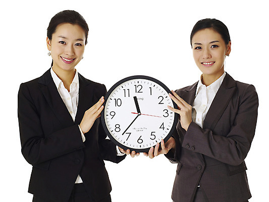 포토 JPG 스튜디오촬영 모델 여자 시계 포즈 비즈니스 안내 실내 미소 웃음 누끼 사람 동양인 정장 손짓 상반신 20대 성인 두명 한국인 시간 업무 직장인 비즈니스우먼 작업실 알림 벽시계 동료 선배 후배 선후배 업무시간 여자만 성인여자만 청년만 청년여자만 성인만 국내포토 직업 옷 관계 모션 표정 인종 청년 내부 작업 파일형식