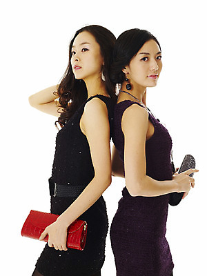 포토 JPG 스튜디오촬영 모델 긴머리 원피스 여자 포즈 가방 장신구 실내 서기 미소 웃음 누끼 사람 동양인 손짓 이벤트 상반신 20대 성인 두명 옆모습 장식 쇼핑 파티 유행 한국인 핸드백 벨트 고급 여자만 성인여자만 청년만 청년여자만 성인만 국내포토 헤어스타일 잡화 옷 뷰포인트 컨셉 모션 표정 인종 청년 내부 파일형식