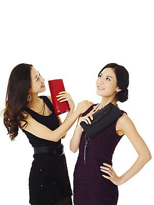 포토 JPG 스튜디오촬영 모델 긴머리 원피스 여자 포즈 가방 장신구 실내 대화 미소 웃음 누끼 사람 동양인 손짓 이벤트 상반신 20대 성인 두명 장식 친구 쇼핑 파티 유행 한국인 핸드백 벨트 고급 여자만 성인여자만 청년만 청년여자만 성인만 국내포토 헤어스타일 잡화 옷 컨셉 관계 모션 표정 말하기 인종 청년 내부 파일형식